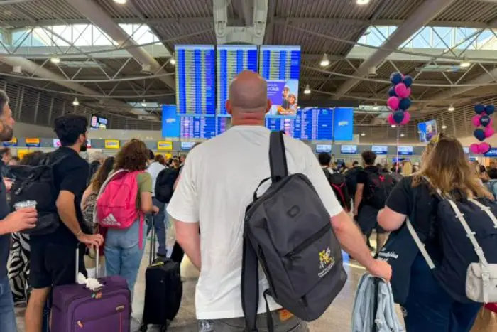 Reisende auf dem Athener Flughafen Foto (© Eurokinissi)