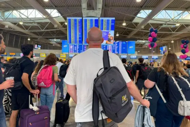 Reisende auf dem Athener Flughafen Foto (© Eurokinissi)