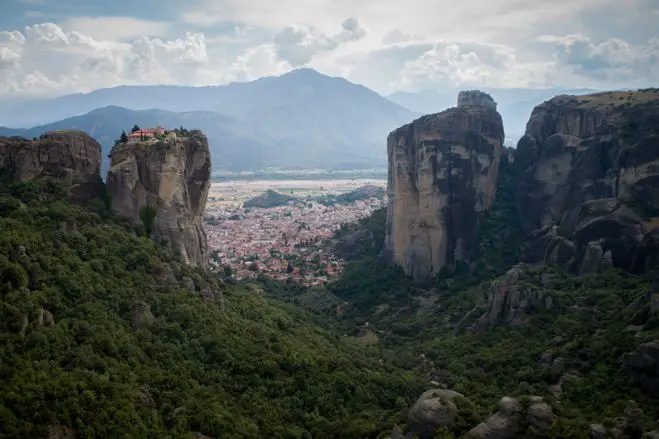 Unser Foto (© Eurokinissi) zeigt die Meteora-Klöster in Thessalien, die zum UNESCO-Weltkulturerbe gehören.