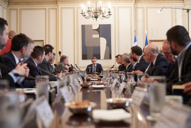 Das Foto (© Pressebüro des Ministerpräsidenten) zeigt den Premierminister Mitsotakis beim Arbeitstreffen mit den Gouverneuren.
