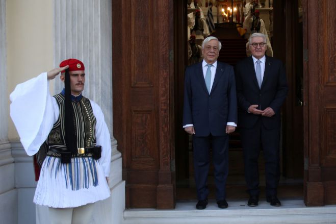 Unser Foto (© Eurokinissi) ist am Donnerstag vor dem Amtssitz des griechischen Staatspräsidenten Prokopis Pavlopoulos (l.) entstanden. Rechts neben ihm ist der deutsche Bundespräsident Frank-Walter Steinmeier. 