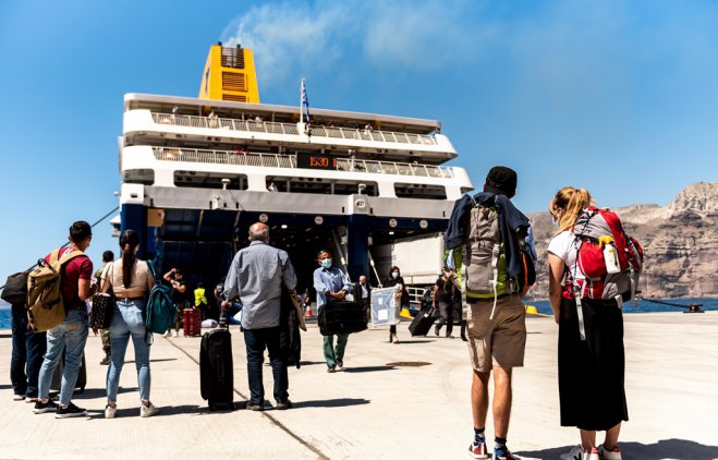 Foto (© Eurokinissi): Am Hafen auf Santorini angekommen, kann man sich per App günstig und schnell ein Taxi ordern.