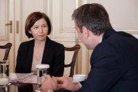 Unser Foto (© Pressebüro des Ministerpräsidenten) entstand während eines offiziellen Besuchs der französischen Verteidigungsministerin Florence Parly in Athen.