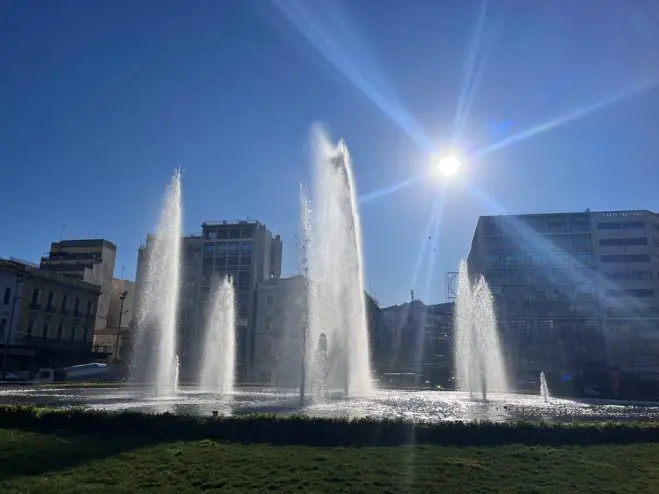 Den vielerorts blauen Himmel zeigt unser Bild, entstanden am Omonia Platz in Athen (Griechenland Zeitung / Anny Schmidt).