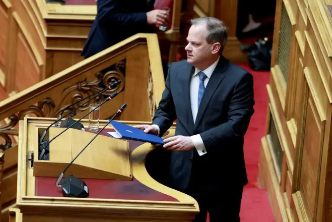 Unser Foto (© Eurokinissi) zeigt den ehemaligen Transportminister Kostas Karamanlis am Mittwoch (27.3.) im Parlament.