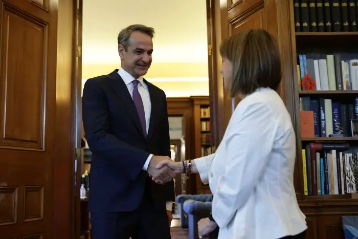  Unser Foto (© Eurokinissi) zeigt Mitsotakis heute während eines Treffens mit Staatspräsidentin Katerina Sakellaropoulou, die ihm den Auftrag für eine Regierungsbildung erteilte.