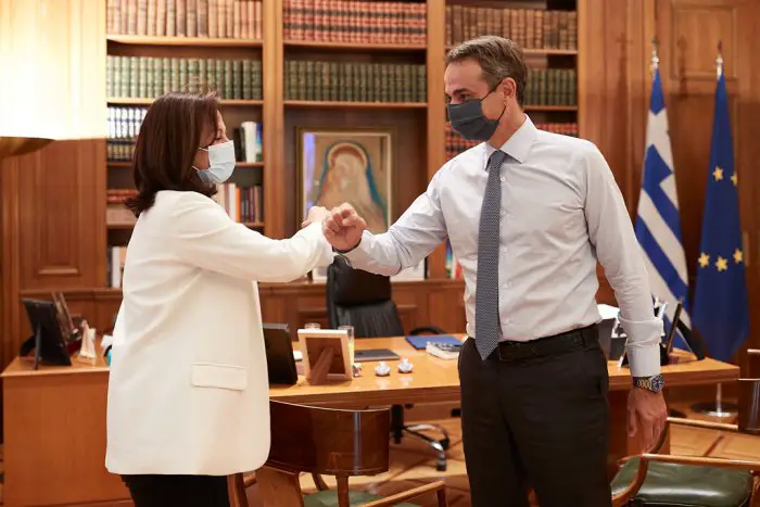 Unser Archivfoto (© Eurokinissi) zeigt die bisherige Kandidatin für den Vorsitz der OECD Anna Diamantopoulou mit Ministerpräsident Kyriakis Mitsotakis.