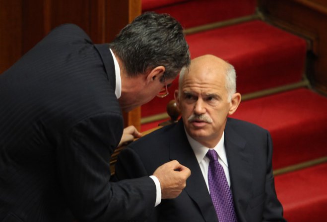 Unser Archivfoto (© Eurokinissi) zeigt die beiden Kandidaten für den Vorsitz der KinAl Jorgos Papandreou (r.) und Andreas Loverdos.