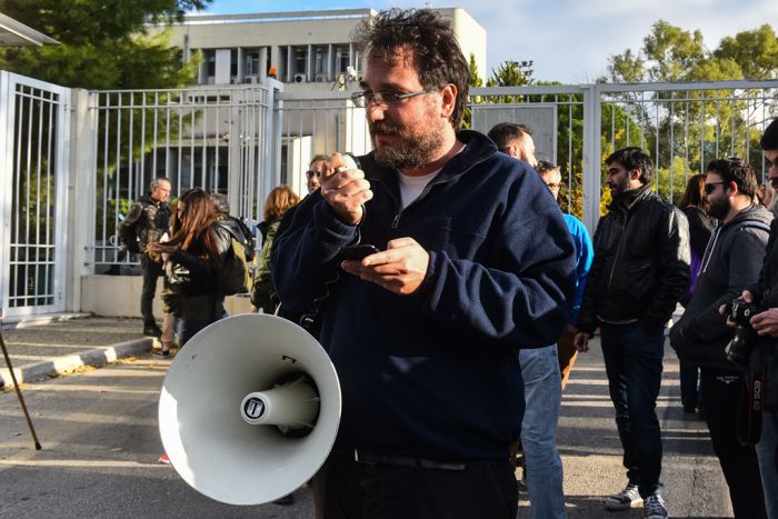 Unser Archivfoto (© Eurokinissi) ist am 23. November vor dem Justizministerium in Athen entstanden. Mitglieder von Gewerkschaften haben hier für die Freilassung der 53jährigen Putzfrau demonstriert.