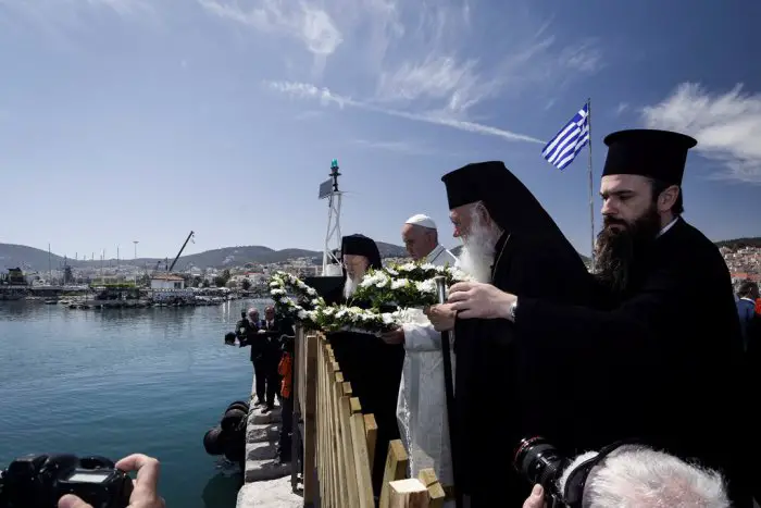 Unsere Archivfotos (© Eurokinissi) zeigen Papst Franziskus im April 2016 auf der Insel Lesbos.