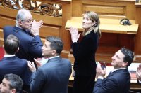 Unser Foto (© Eurokinissi) entstand beim Besuch von EU-Parlamentspräsidentin Metsola im griechischen Parlament.