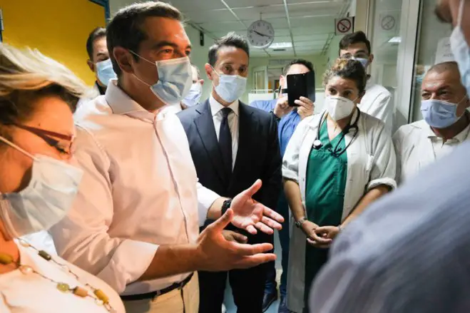 Unser Foto (© Eurokinissi) entstand am heutigen Freitag (25.9.) während eines Besuches des Oppositionsführers Alexis Tsipras vom Bündnis der Radikalen Linken (SYRIZA) im Athener Krankenhaus Evangelismos, um sich über den Stand der Vorbereitungen angesichts des sich ausbreitenden Coronavirus zu informieren. Es handelt sich um das größte Krankenhaus Griechenlands.