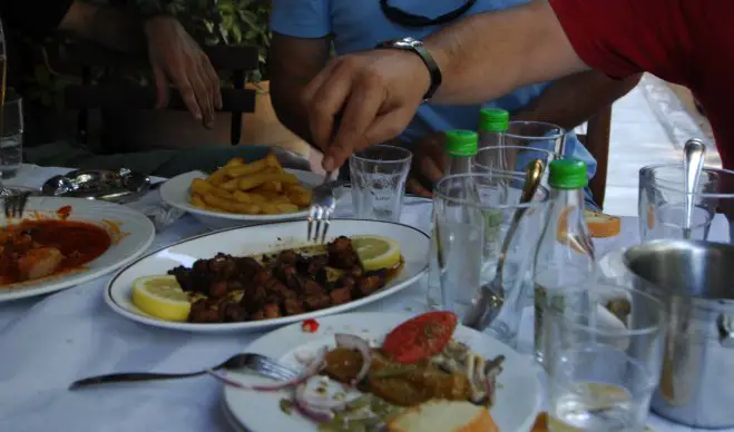 Mezedes: Alle essen von mehreren Tellern (© Eurokinissi). 