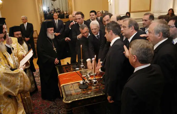 Neue Regierung vereidigt