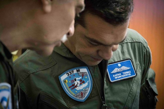 Unser Foto (© Eurokinissi) zeigt den griechischen Ministerpräsidenten Alexis Tsipras, der am Donnerstag ein griechisches Luftwaffengeschwader besuchte. Anschließend reiste er in die USA.