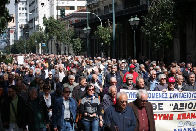 Unser Foto (© Eurokinissi) zeigt Rentner, die am 4. April in Athen gegen weitere Rentenkürzungen demonstrierten.