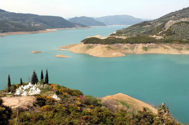 Unser Archivfoto (© Eurokinissi) entstand am Kremaston-Stausee, wo sich in dieser Woche ein Erdbeben der Stärke 3,9 auf der Richterskala ereignet hat.