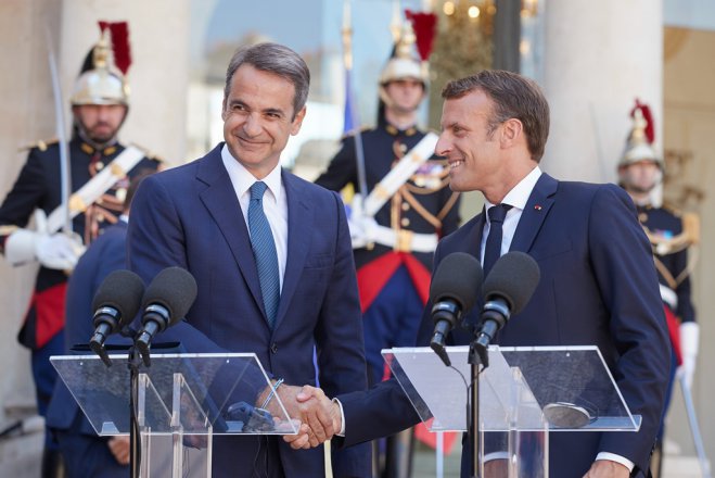 Unsere Fotos (©Eurokinissi) entstanden während des offiziellen Besuchs von Premierminister Kyriakos Mitsotakis (l.) in Paris.