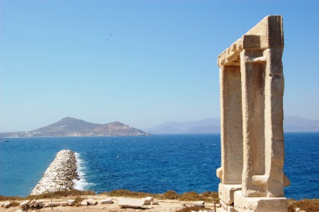 Unser Foto (GZsg) zeigt die sogenannte Portara, das Tor zum Apollontempel, auf Naxos.
