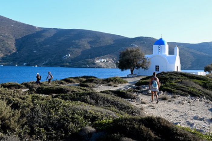Unser Foto (© eurokinissi) zeigt ein Kirchlein auf der Insel Amorgos im Frühling.