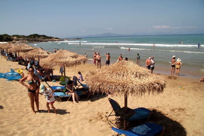 Unser Archivfoto (© Eurokinissi) zeigt einen Strand auf der Peloponnes, der mit der Blauen Flagge ausgezeichnet wurde.