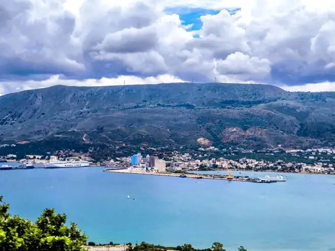 Unser Archivfoto (© Eurokinissi) zeigt einen Teil des Hafens von Souda auf Kreta.