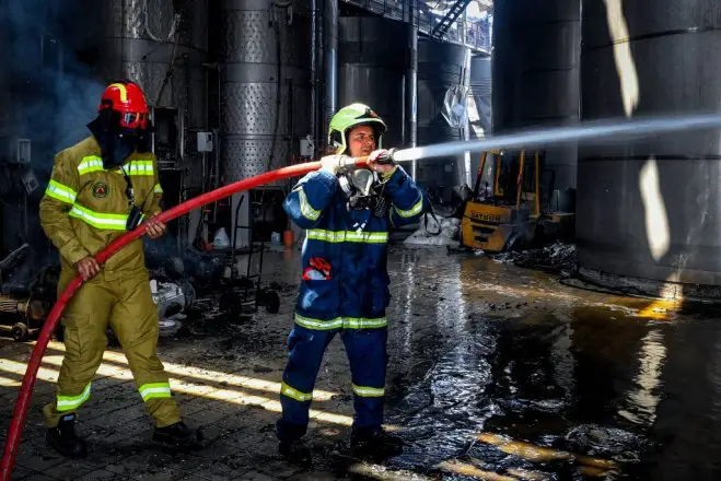 Unser Foto (© Eurokinissi) entstand während der Löscharbeiten nach der Explosion bei Examilia bei Korinth.