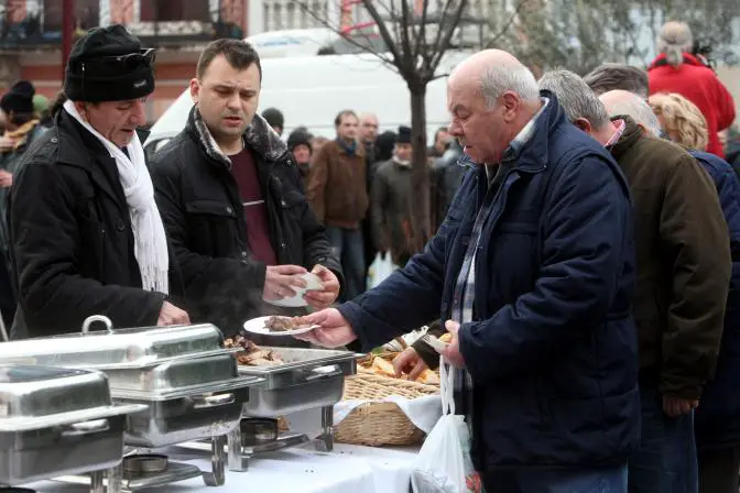 Tsiknopempti mit reichlich gegrilltem Fleisch