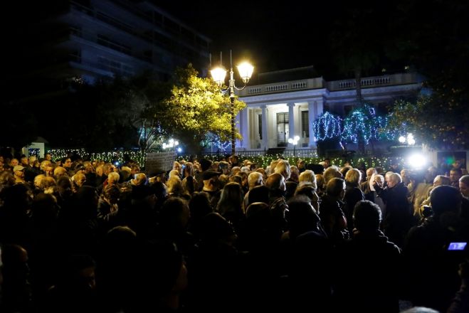 Unser Foto (© Eurokinissi) entstand während der Demonstration von Rentnern vor dem Amtssitz des Premierministers Alexis Tsipras am Donnerstagabend in Athen.