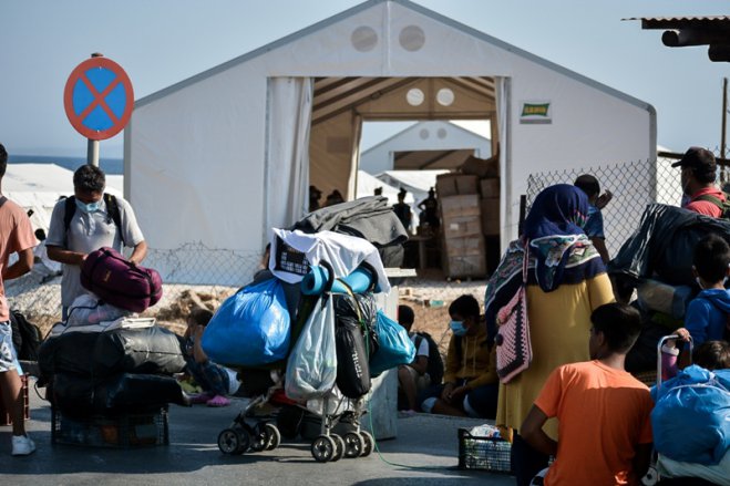 Flüchtlinge auf Lesbos bereiten sich darauf vor, sich im neuen Lager bei Kara Tepe nördlich der Hauptstadt Mytilini einzurichten. (Foto: © Eurokinissi)