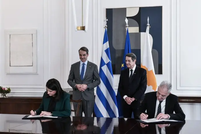 Unser Foto (© Eurokinissi) zeigt Ministerpräsident Mitsotakis (l.) gemeinsam mit dem Präsidenten Zyperns, Anastasiadis. Im Vordergrund die Kulturminister beider Länder bei der Vertragsunterzeichnung.