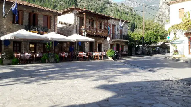 Foto (© GZkd): In der Nebensaison herrscht friedliche Stimmung im Zentrum von Mystras.