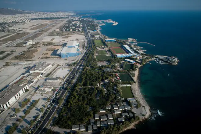 Links im Bild: Das Gelände des ehemaligen Athener Flughafens (Foto: © Eurokinissi)