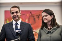 Unsere Fotos (© Eurokinissi) entstanden nach dem Treffen zwischen Ministerpräsident Kyriakos Mitsotakis (l.) und Bildungsministerin Niki Kerameos.