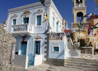 Unser Foto (© Canva) zeigt ein Gebäude auf der Dodekanes-Insel Karpathos Makarounes.