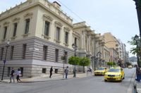 Unser Foto (© Jan Hübel / Griechenland Zeitung) zeigt das Nationaltheater in Athen; ein Bau des Architekten Ernst Ziller.