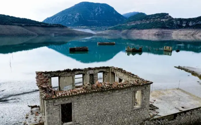 Archivfoto (© Eurokinissi) Im Mornos-Stausee tauchte das geflutete Dorf wieder auf.