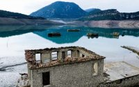 Archivfoto (© Eurokinissi) Im Mornos-Stausee tauchte das geflutete Dorf wieder auf.