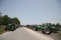 Unsere Fotos (© Eurokinissi) entstandenj während eines Protestes griechischer Bauern am 6. Juni dieses Jahres. Sie forderten, dass der Übergang des OPEKEPE in eine andere Institution keine negativen Auswirkungen auf die Subventionsvergabe haben dürfe. 