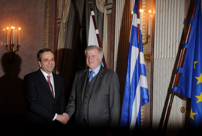 Unser Archivfoto (© Eurokinissi) ist im Jahr 2012 während eines offiziellen Besuchs des damaligen griechischen Ministerpräsidenten Antonis Samaras (l.) in Bayern entstanden. Rechts im Bild ist Horst Seehofer; damals war er Ministerpräsident des Freistaates Bayern.