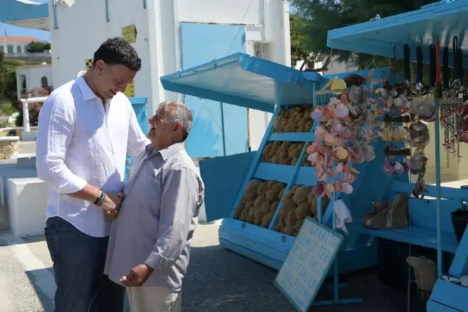 Unser Foto (© Pressestelle des Ministeriums für Handelsschifffahrt und Inselpolitik) zeigt den Minister für Handelsschifffahrt und Inselpolitik Vassilis Kikilias auf der Insel Lipsi.