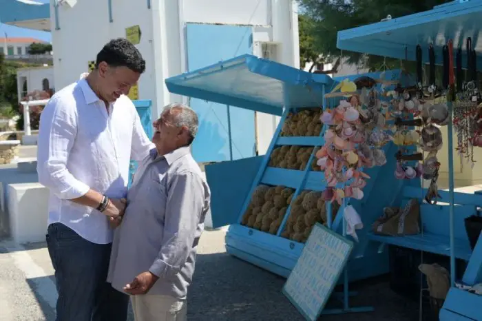 Unser Foto (© Pressestelle des Ministeriums für Handelsschifffahrt und Inselpolitik) zeigt den Minister für Handelsschifffahrt und Inselpolitik Vassilis Kikilias auf der Insel Lipsi.