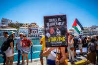 Unsere Fotos (© Eurokinissi) entstanden während der Protestaktionen gegen das Kreuzfahrtschiff „Crown Iris“.