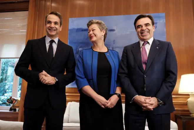 Unser Foto (© Pressebüro des Premierministers) entstand am Donnerstag im Amtssitz des Ministerpräsidenten Kyriakos Mitsotakis (l.) während eines Treffens mit dem Vizepräsident der EU-Kommission Margaritis Schinas (r.) und der EU-Kommissarin für Inneres Ylva Johansson.