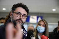 Unsere Fotos (© Eurokinissi) zeigen den Konsul während seiner Ankunft in Athen.