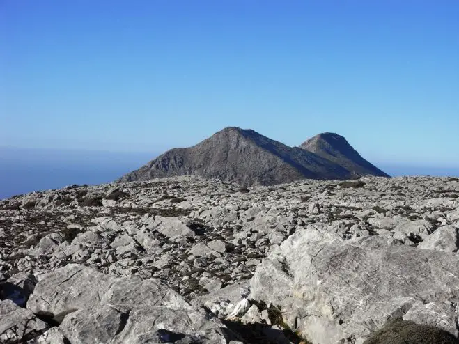 Foto (© Griechenland Zeitung / gh): Die Doppelspitze des Pelineos, wo Artemis und Orion um die Wette jagten.