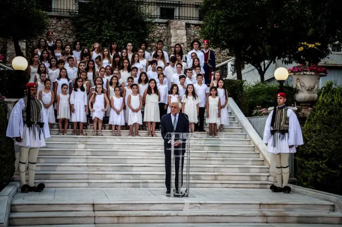 Unsere Fotos (© Eurokinissi) entstanden am Mittwoch im Präsidialpalast während einer Feier zum 45. Jubiläum der Wiederherstellung der Demokratie in Griechenland. Hier zu sehen ist Staatspräsident Prokopis Pavlopoulos.