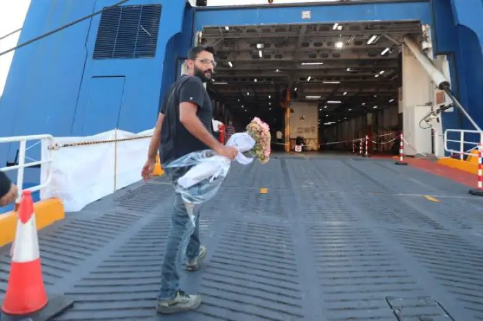 Unser Foto (© Eurokinissi) entstand am 24. September 2025. An diesem Tag war ein 20-jähriger Seemann bei einem Arbeitsunfall auf dem Fährschiff „Blue Star Chios“ ums Leben gekommen. Seine Kollegen, darunter auch zahlreiche Werftarbeiter, legten an der Unglücksstelle Blumen nieder.