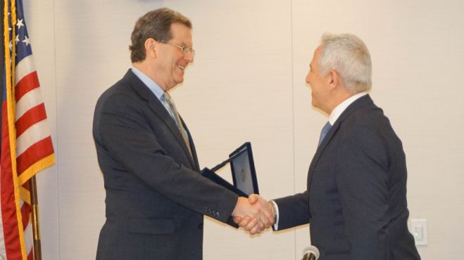 Unsere Fotos (© Pressebüro des griechischen Verteidigungsministeriums) entstanden während des Besuches des griechischen Verteidigungsministers Evangelos Apostolakis (r.) in den USA.