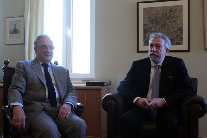 Unser Archivfoto (© Eurokinissi) entstand Ende des Jahres 2016 während einer Unterredung des Justizministers Stavros Kontonis (r.) mit dem Präsidenten des Staatsrates Nikos Sakellariou.